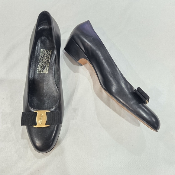 Vintage Salvatore Ferragamo Black Gold Bow Heels 8.5 2A - Picture 1 of 8